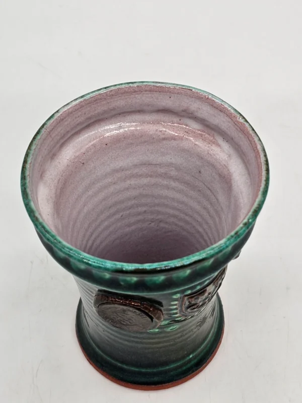 Ceramiczny kubek dekoracyjny z metalowymi monetami stylizowanymi na średniowieczne