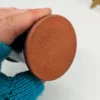Ceramiczny kubek dekoracyjny z metalowymi monetami stylizowanymi na średniowieczne