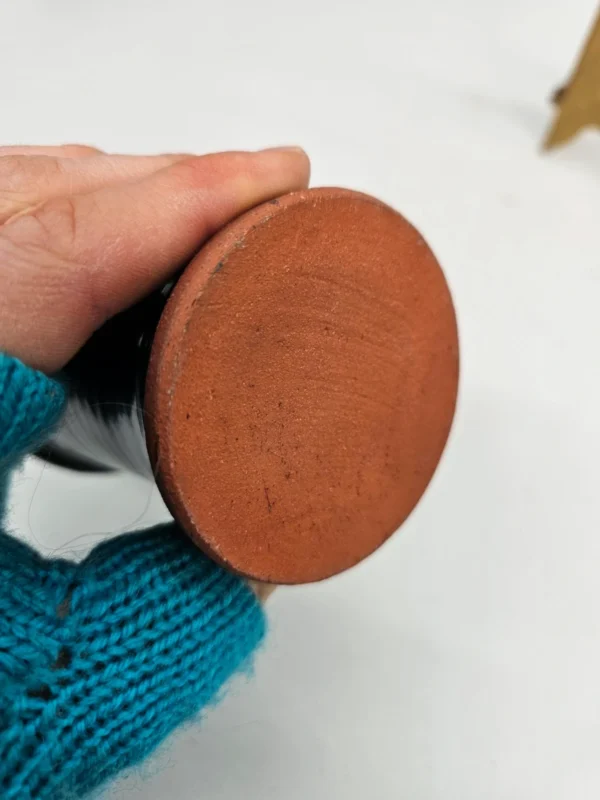 Ceramiczny kubek dekoracyjny z metalowymi monetami stylizowanymi na średniowieczne