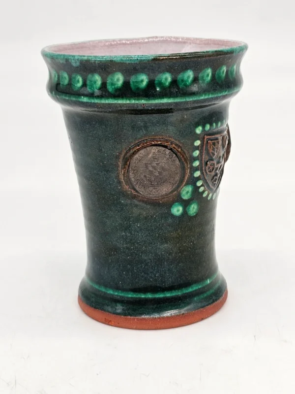 Ceramiczny kubek dekoracyjny z metalowymi monetami stylizowanymi na średniowieczne
