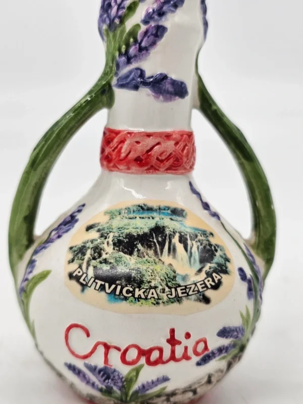 Ceramiczna karafka pamiątkowa Croatia Plitvička Jezera lawenda 11 cm
