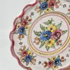 Ręcznie malowany talerz ceramiczny z falowanym rantem folk vintage