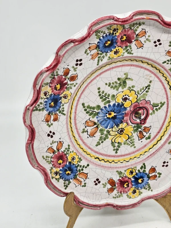 Ręcznie malowany talerz ceramiczny z falowanym rantem folk vintage
