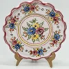 Ręcznie malowany talerz ceramiczny z falowanym rantem folk vintage