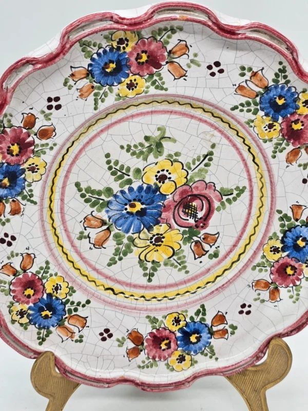 Ręcznie malowany talerz ceramiczny z falowanym rantem folk vintage