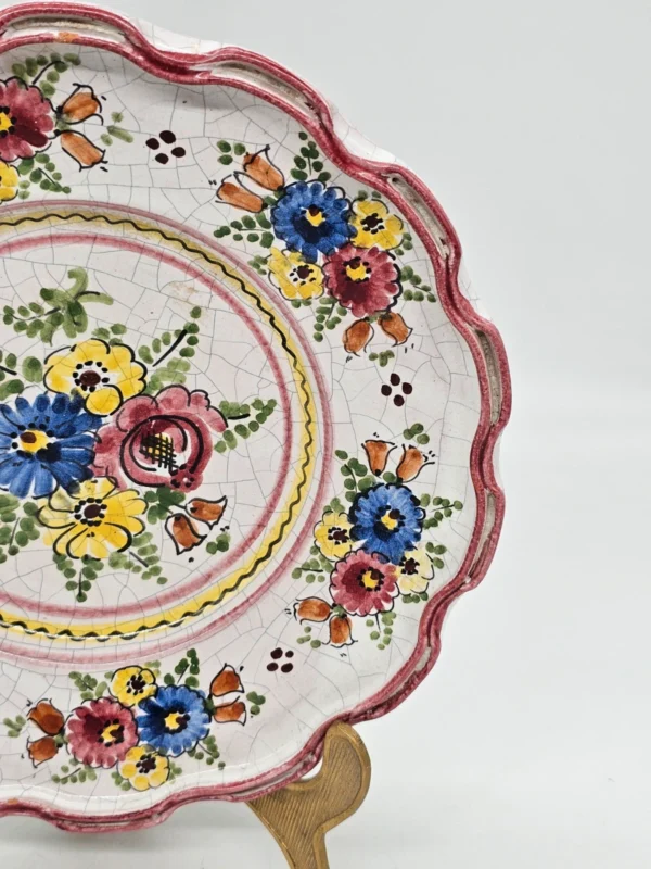 Ręcznie malowany talerz ceramiczny z falowanym rantem folk vintage