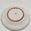 Ręcznie malowany talerz ceramiczny z falowanym rantem folk vintage