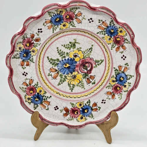 Ręcznie malowany talerz ceramiczny z falowanym rantem folk vintage