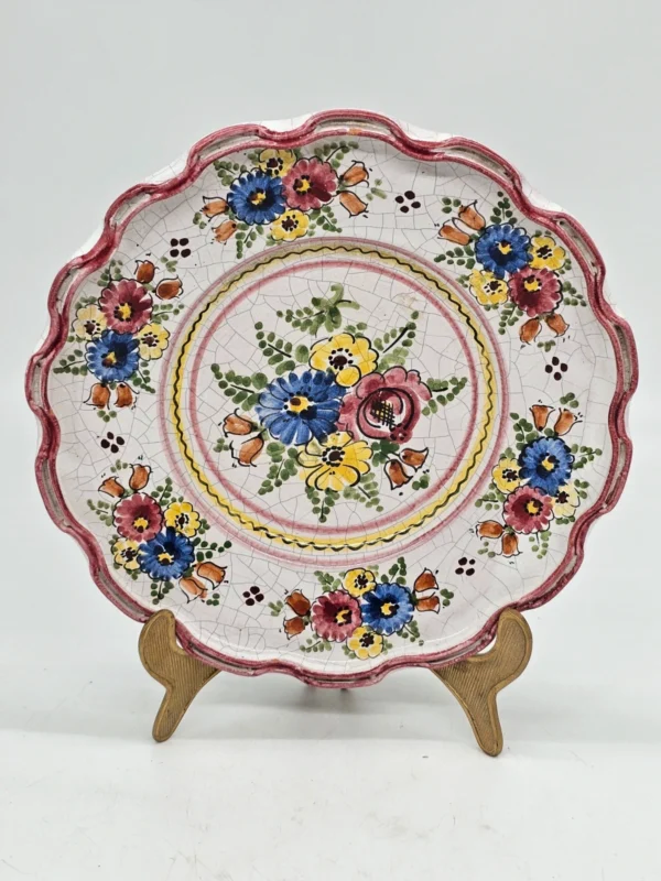 Ręcznie malowany talerz ceramiczny z falowanym rantem folk vintage
