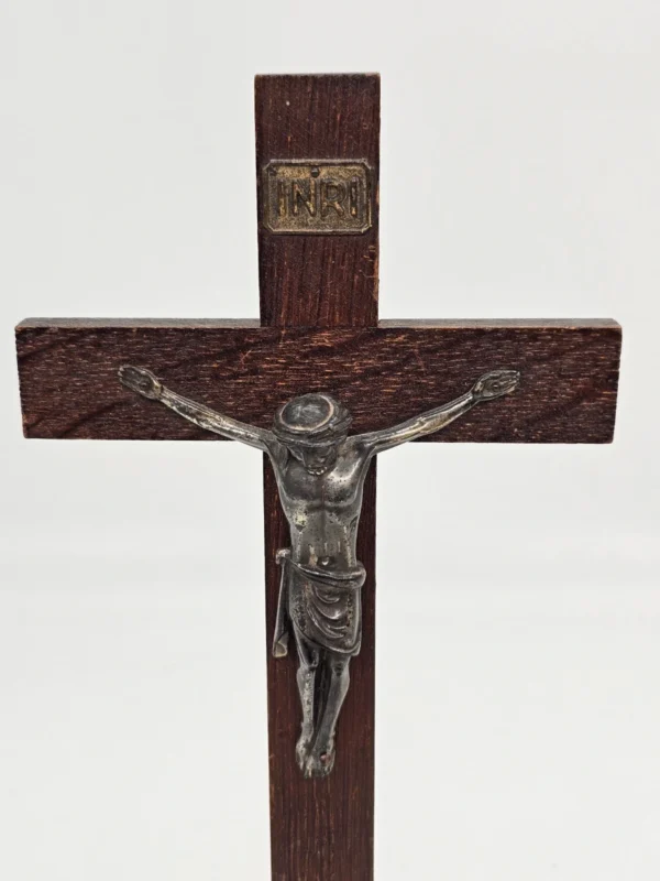Krzyż stojący z postacią Jezusa drewno metal 33 cm dewocjonalia vintage