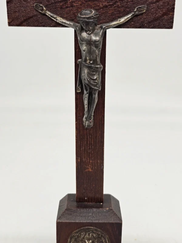 Krzyż stojący z postacią Jezusa drewno metal 33 cm dewocjonalia vintage