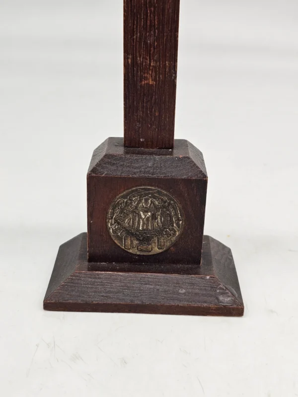 Krzyż stojący z postacią Jezusa drewno metal 33 cm dewocjonalia vintage