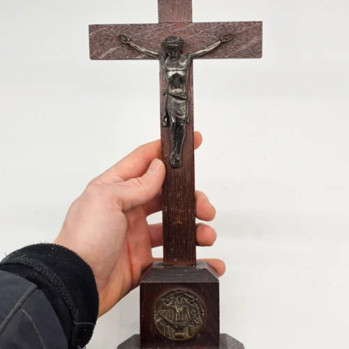Krzyż stojący z postacią Jezusa drewno metal 33 cm dewocjonalia vintage