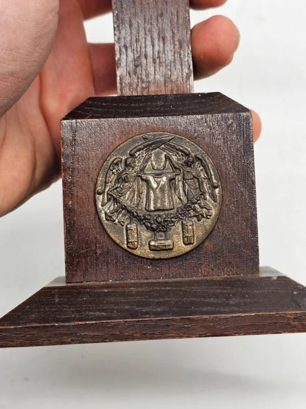 Krzyż stojący z postacią Jezusa drewno metal 33 cm dewocjonalia vintage
