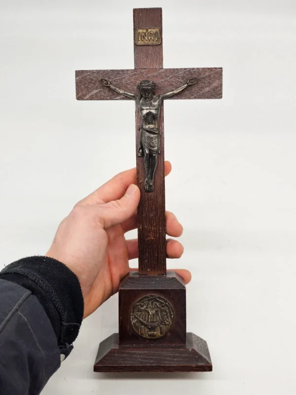 Krzyż stojący z postacią Jezusa drewno metal 33 cm dewocjonalia vintage