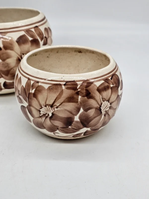 Zestaw dwóch osłonek ceramicznych vintage – motyw kwiatowy