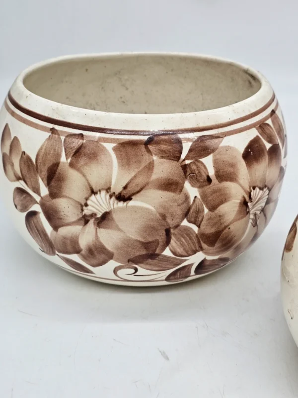 Zestaw dwóch osłonek ceramicznych vintage – motyw kwiatowy