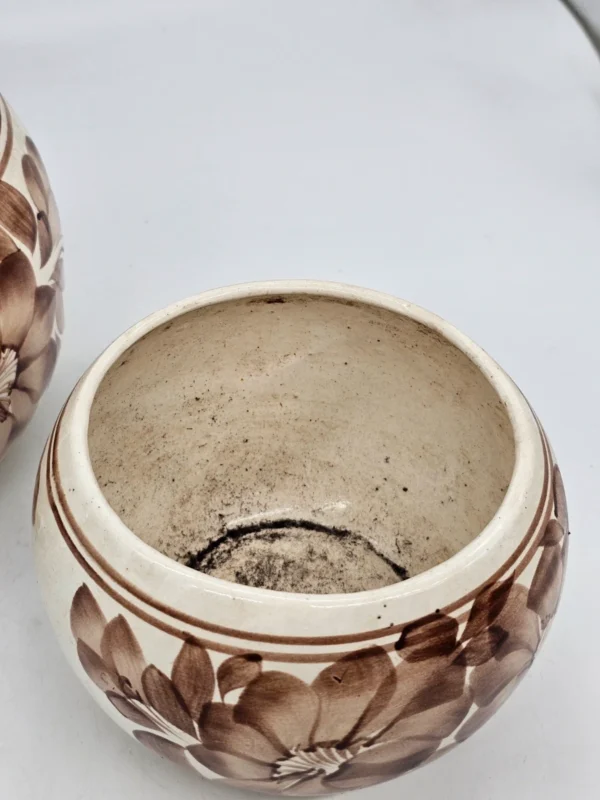 Zestaw dwóch osłonek ceramicznych vintage – motyw kwiatowy