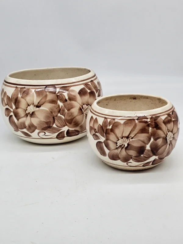 Zestaw dwóch osłonek ceramicznych vintage – motyw kwiatowy