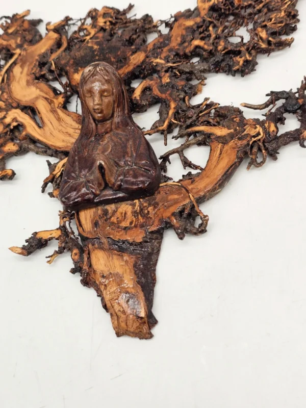 Religijna rzeźba Maryi ceramika i naturalne drewno 24 × 24 cm handmade