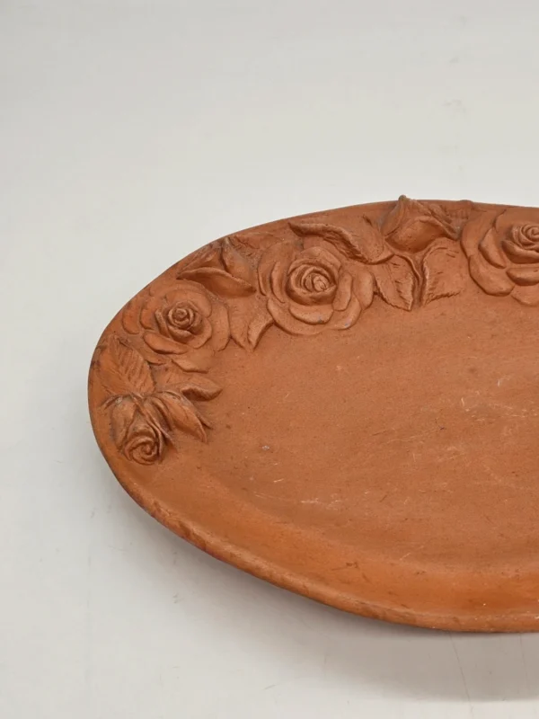 Ręcznie robiona ceramiczna patera z reliefem róż 35x25