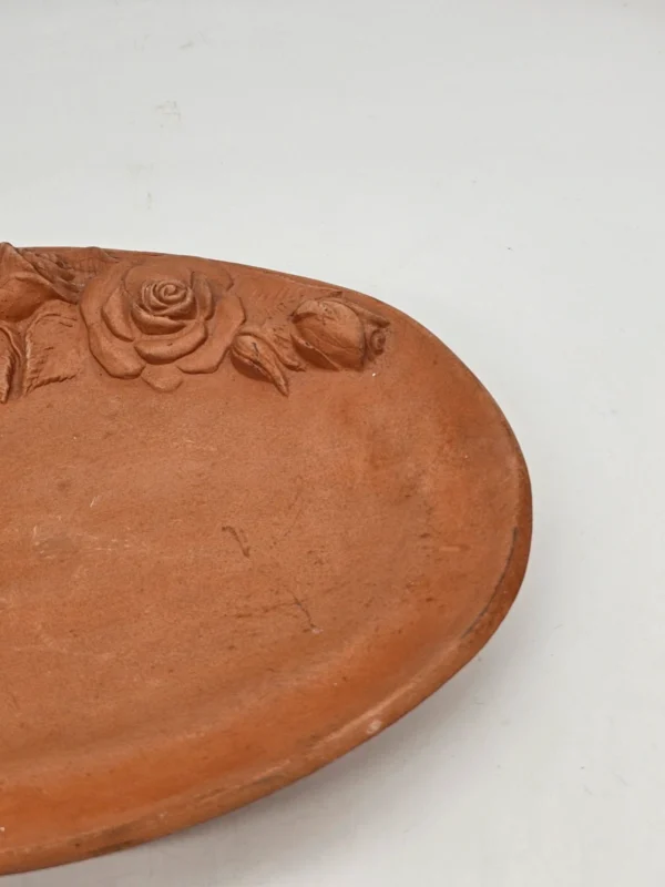 Ręcznie robiona ceramiczna patera z reliefem róż 35x25