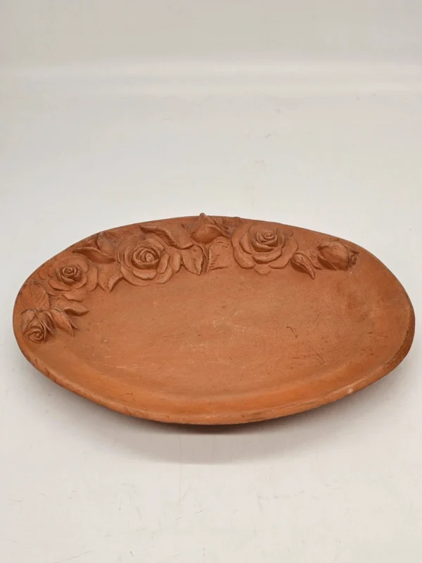 Ręcznie robiona ceramiczna patera z reliefem róż 35x25