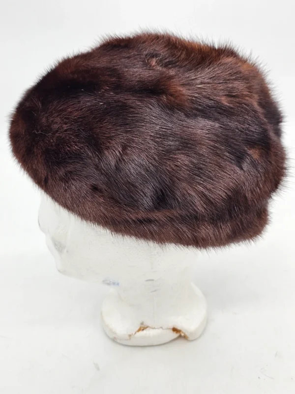 Futrzana czapka damska z futra ciemnobrązowa vintage syntetyk 100% z lasu
