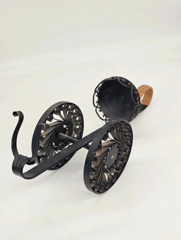 Metalowy stojak na butelkę wina lub szampana z podwójnym podparciem 41 cm