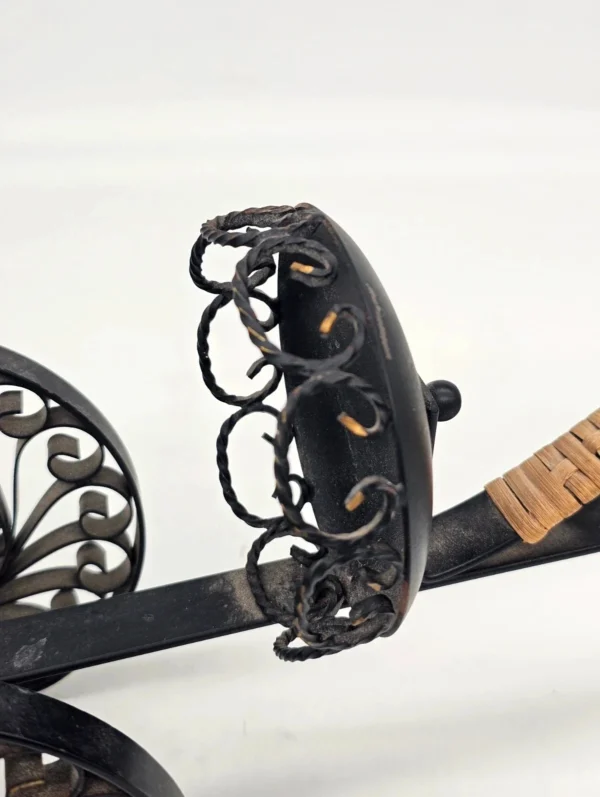 Metalowy stojak na butelkę wina lub szampana z podwójnym podparciem 41 cm