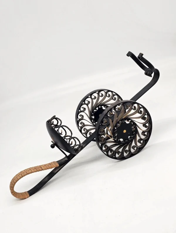 Metalowy stojak na butelkę wina lub szampana z podwójnym podparciem 41 cm