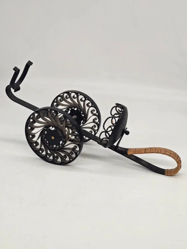 Metalowy stojak na butelkę wina lub szampana z podwójnym podparciem 41 cm