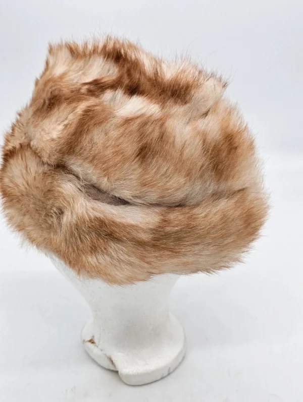 Czapka zimowa z naturalnego futra jasna beżowo miodowa średnica 24 cm syntetyk 100% z lasu