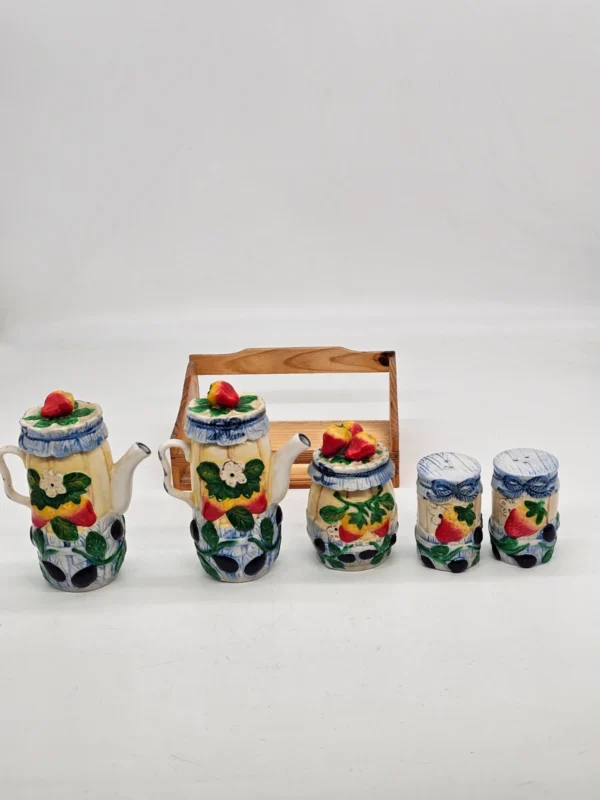 Ceramiczny zestaw kuchenny vintage w koszyku – motyw owocowy, komplet 5 elementów