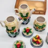 Ceramiczny zestaw kuchenny vintage w koszyku – motyw owocowy, komplet 5 elementów