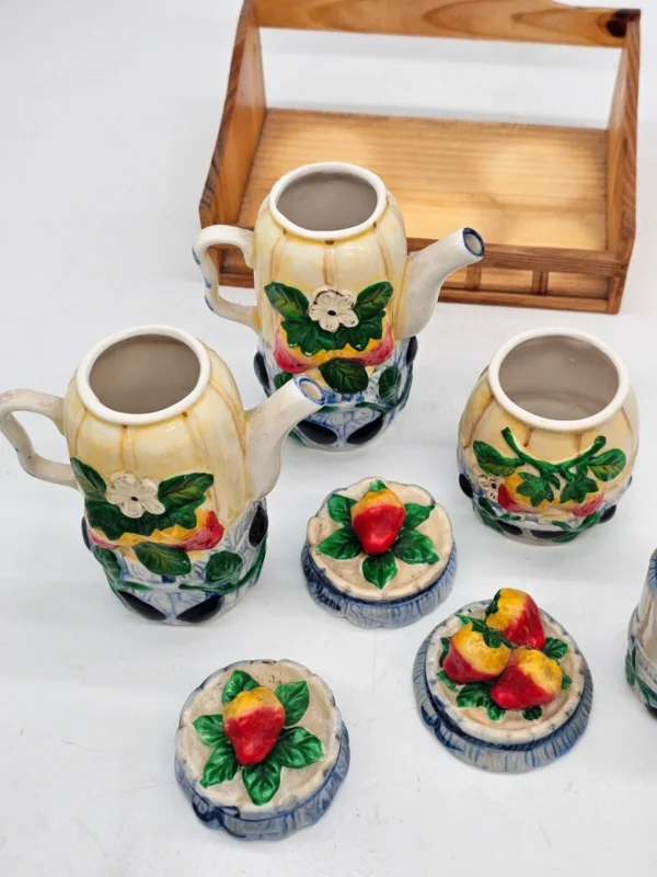 Ceramiczny zestaw kuchenny vintage w koszyku – motyw owocowy, komplet 5 elementów