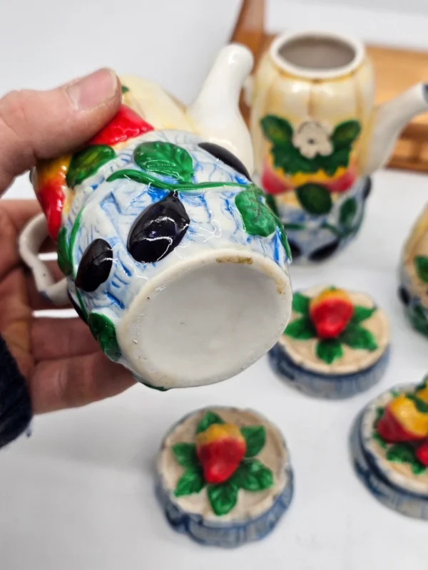 Ceramiczny zestaw kuchenny vintage w koszyku – motyw owocowy, komplet 5 elementów