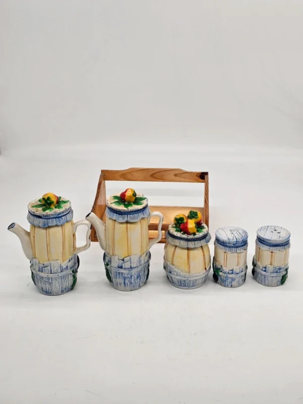 Ceramiczny zestaw kuchenny vintage w koszyku – motyw owocowy, komplet 5 elementów