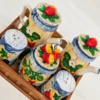 Ceramiczny zestaw kuchenny vintage w koszyku – motyw owocowy, komplet 5 elementów