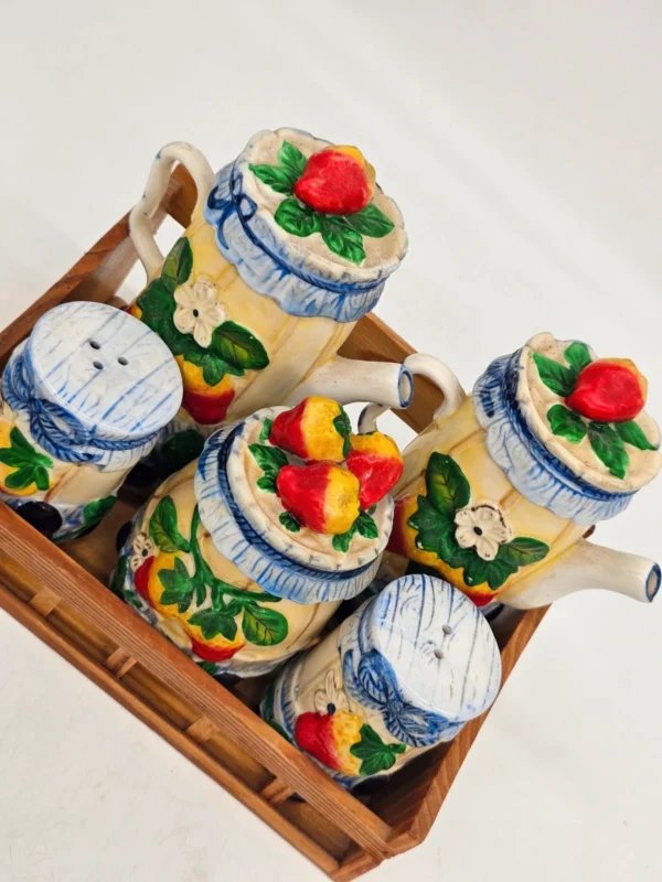 Ceramiczny zestaw kuchenny vintage w koszyku – motyw owocowy, komplet 5 elementów