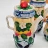 Ceramiczny zestaw kuchenny vintage w koszyku – motyw owocowy, komplet 5 elementów
