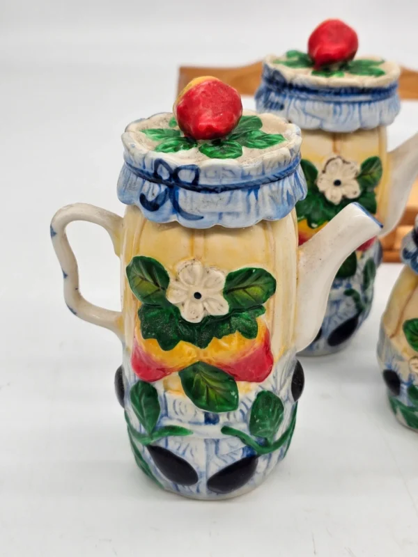 Ceramiczny zestaw kuchenny vintage w koszyku – motyw owocowy, komplet 5 elementów
