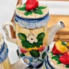 Ceramiczny zestaw kuchenny vintage w koszyku – motyw owocowy, komplet 5 elementów