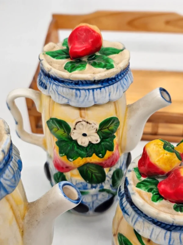 Ceramiczny zestaw kuchenny vintage w koszyku – motyw owocowy, komplet 5 elementów
