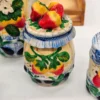 Ceramiczny zestaw kuchenny vintage w koszyku – motyw owocowy, komplet 5 elementów