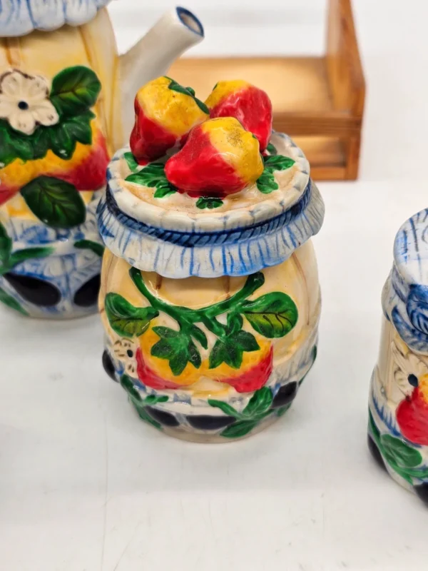 Ceramiczny zestaw kuchenny vintage w koszyku – motyw owocowy, komplet 5 elementów
