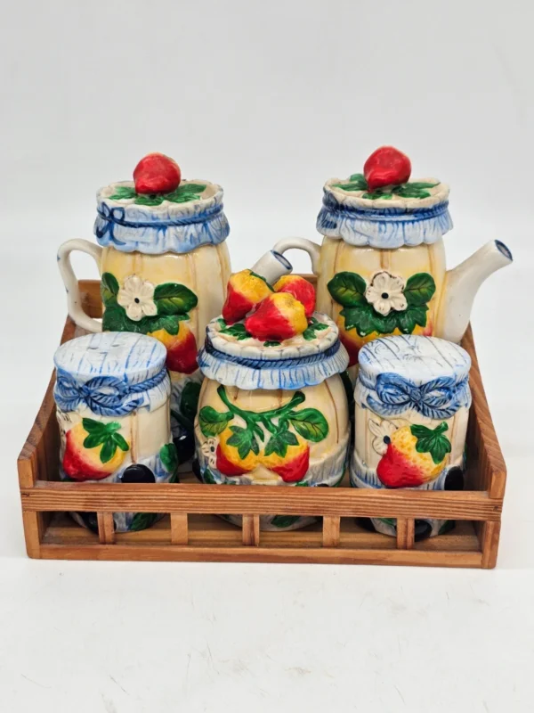 Ceramiczny zestaw kuchenny vintage w koszyku – motyw owocowy, komplet 5 elementów
