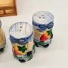 Ceramiczny zestaw kuchenny vintage w koszyku – motyw owocowy, komplet 5 elementów
