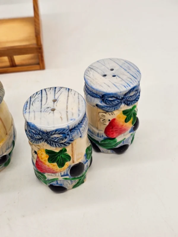 Ceramiczny zestaw kuchenny vintage w koszyku – motyw owocowy, komplet 5 elementów