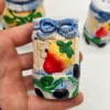 Ceramiczny zestaw kuchenny vintage w koszyku – motyw owocowy, komplet 5 elementów